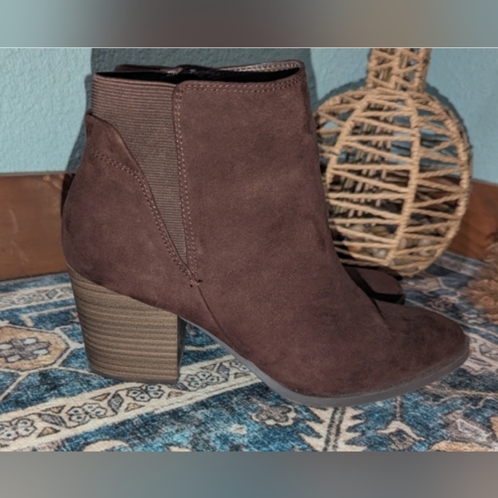 LC Lauren Conrad Brown Ankle Booties Chelsea Style